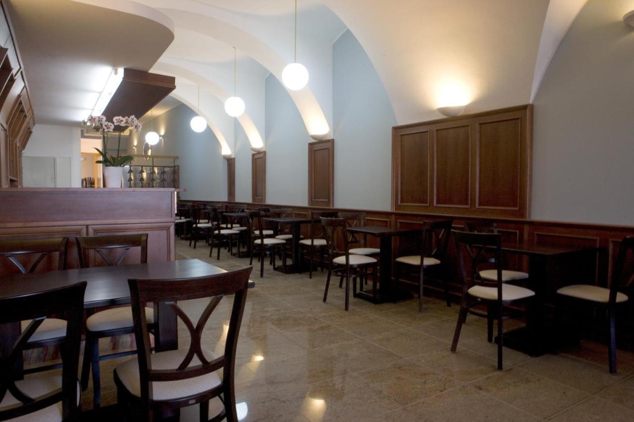 Hostel U Zlateho Kohouta Kromeriz Bagian luar foto